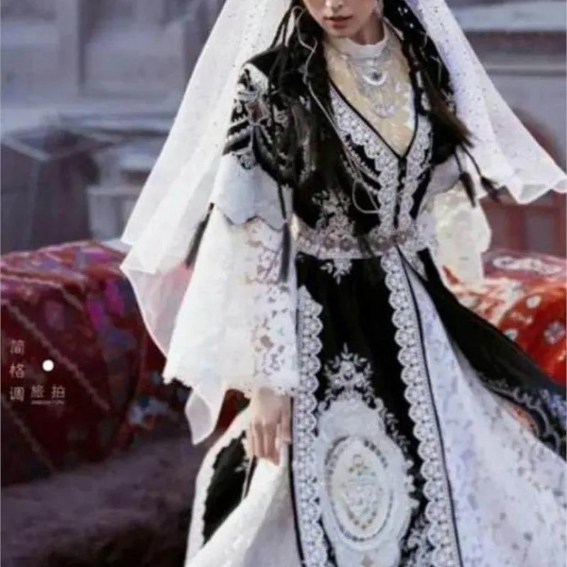 

Фотосессия в этнических костюмах для танцев и путешествий