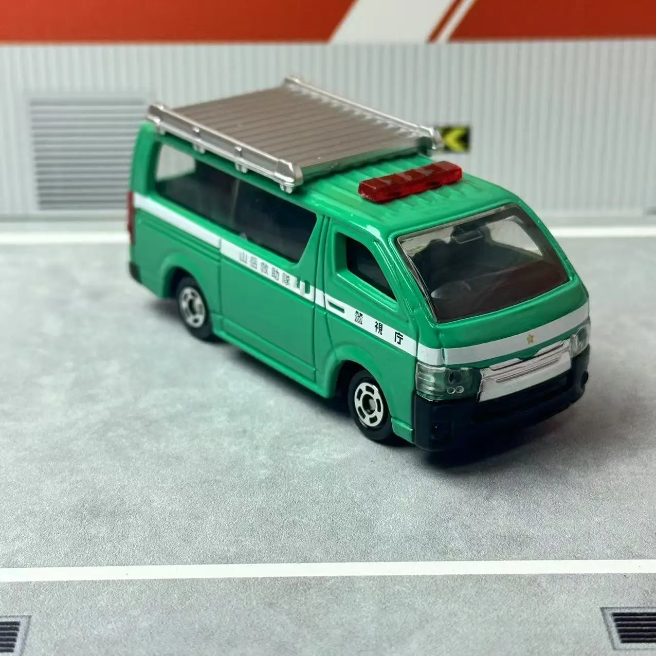Takara Tomy Cars 2 Samochód z postaciami V2796-V2818 18. Petrov Trankov Samochód ze stopu Odlewany Model Replika Seria Prezenty dla dzieci Zabawki dla chłopców