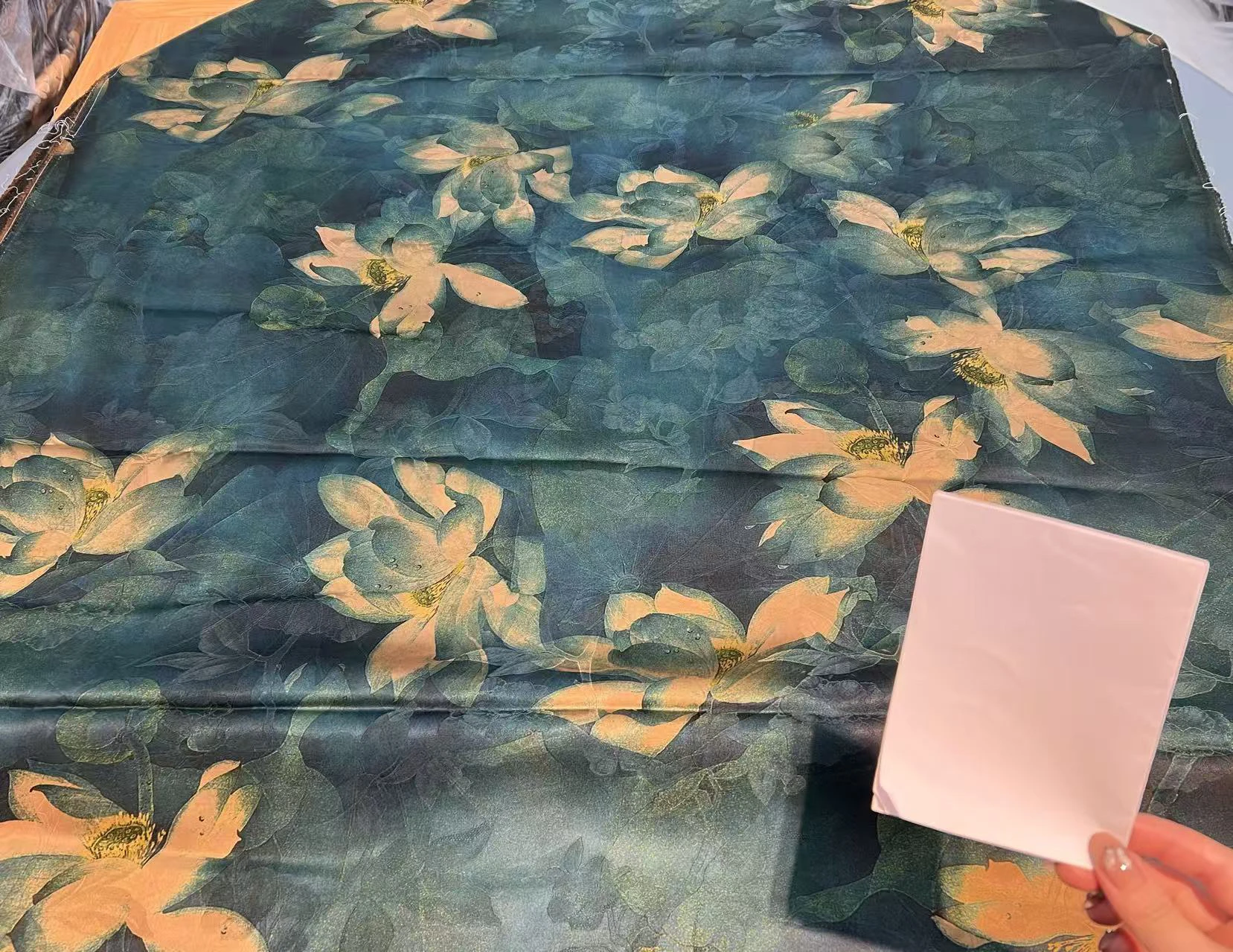 

Высококачественное платье Cheongsam из 100% шелковой ткани высокого качества