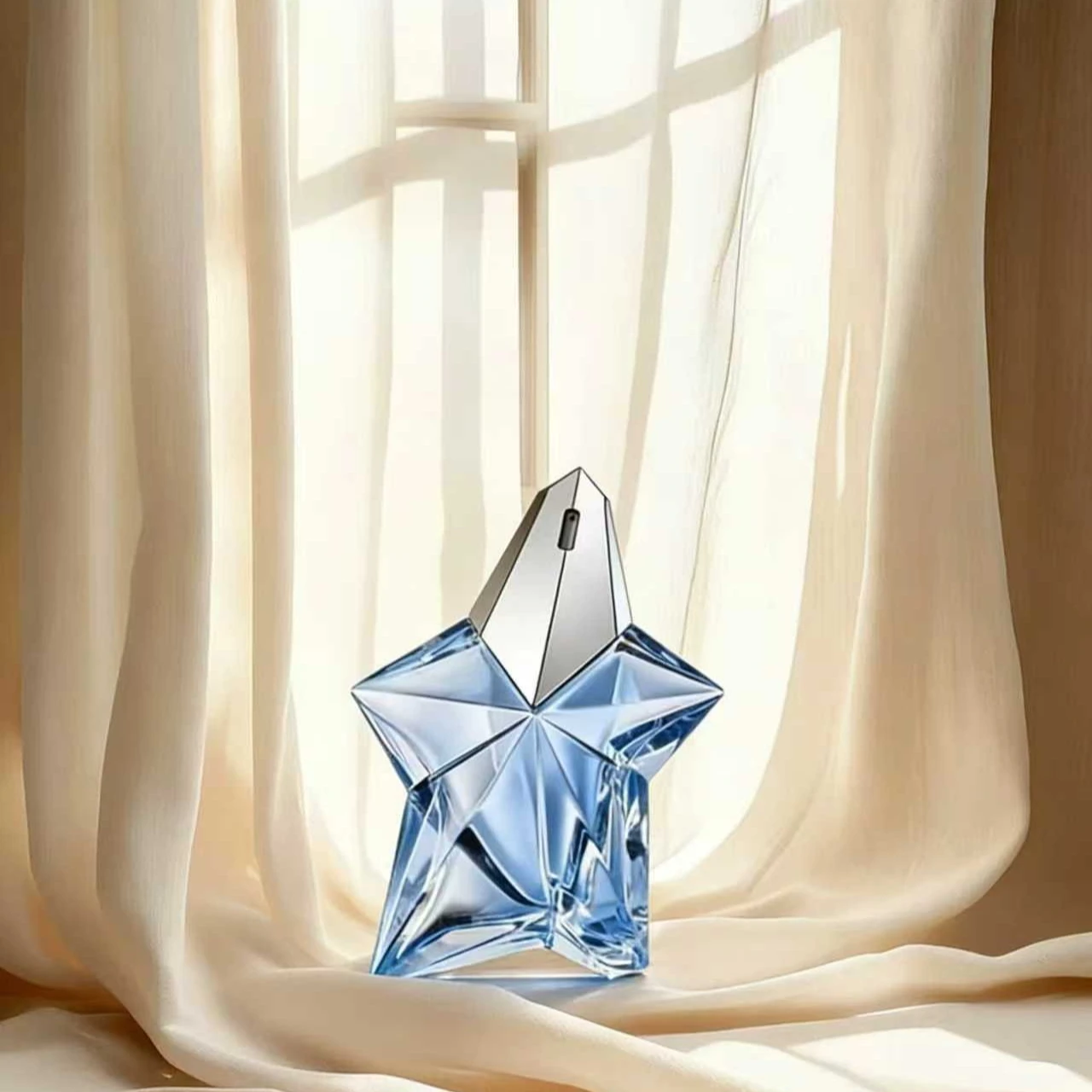 高級ブランド香水100ml、甘いグルメノートに温かみのあるウッディミルキーとフローラルな香り、高級感のある外観、ギフトに最適