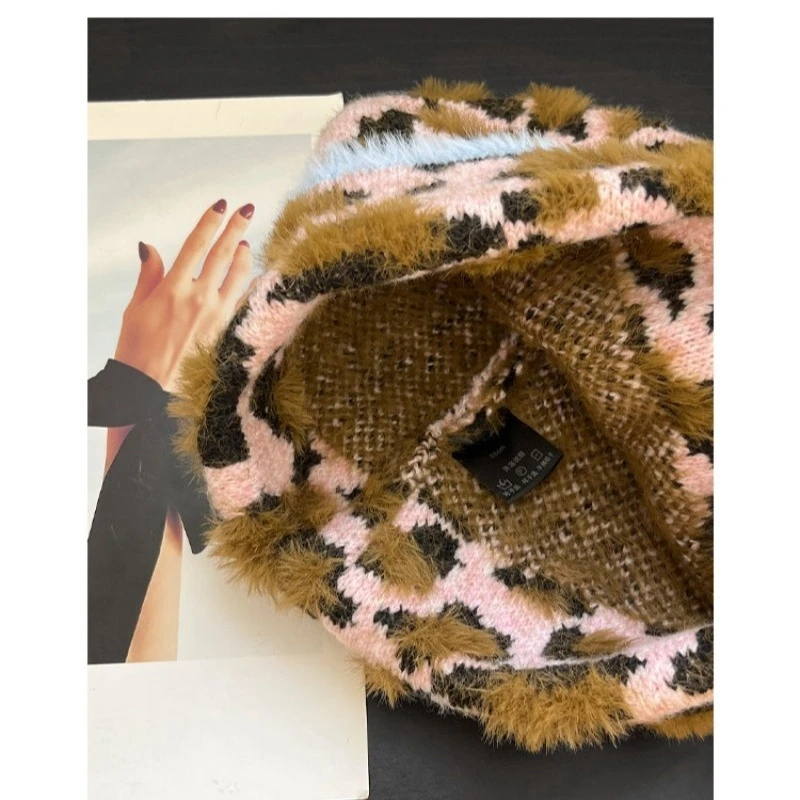 Koreanische Leopardenmuster-Jacquard-Strickmütze für Männer und Frauen, Wintermütze mit Persönlichkeit, warm und mit Ohrenschutz. – Detail 6