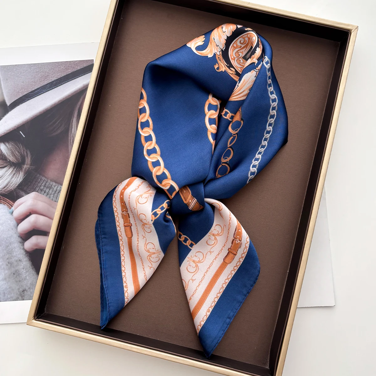 Sciarpa quadrata di lusso per le donne Elegante donna Hijab Stampa a catena Fazzoletto da collo Bandane Primavera Morbida macchia Sciarpe di seta sintetica Scialle