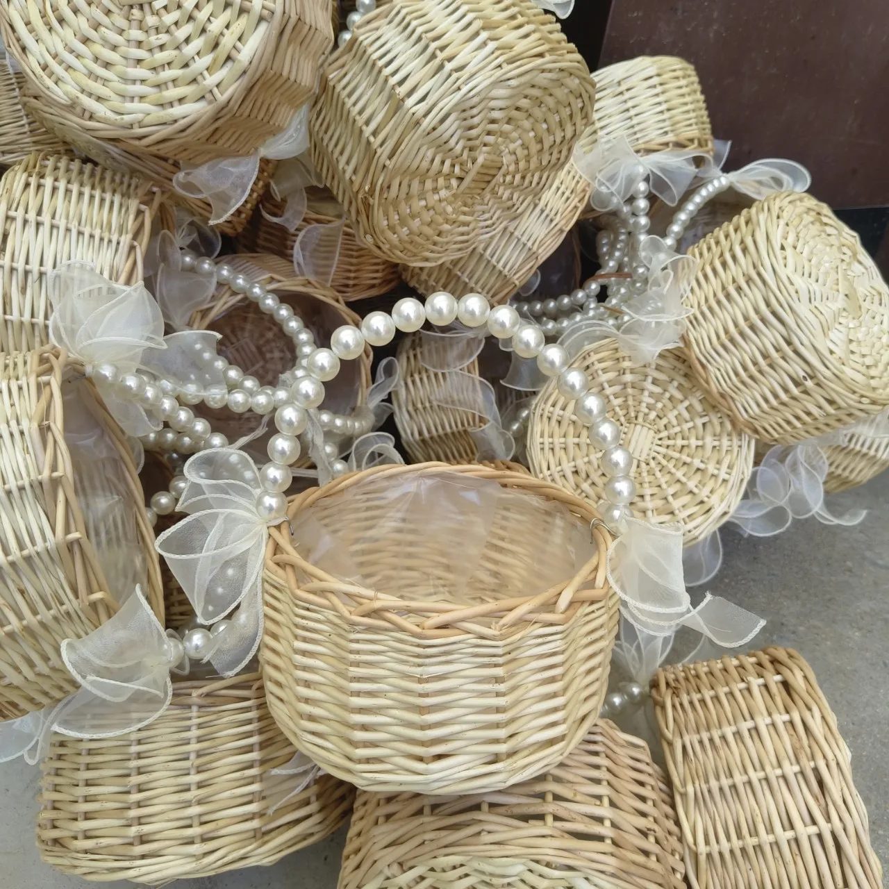 

Wicker Rattan Flower Child Basket with Pearl Handle Bow Woven Gift Favors Basket Pouch Wicker for Wedding Photography Prop 20pc