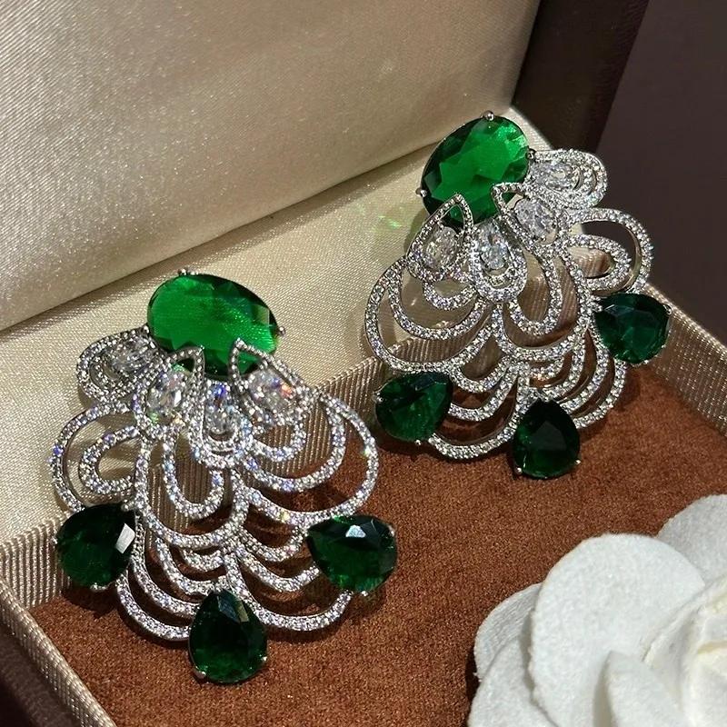 pendientes-de-moda-ligeros-de-lujo-con-borlas-de-flores-elegantes-y-exquisitos