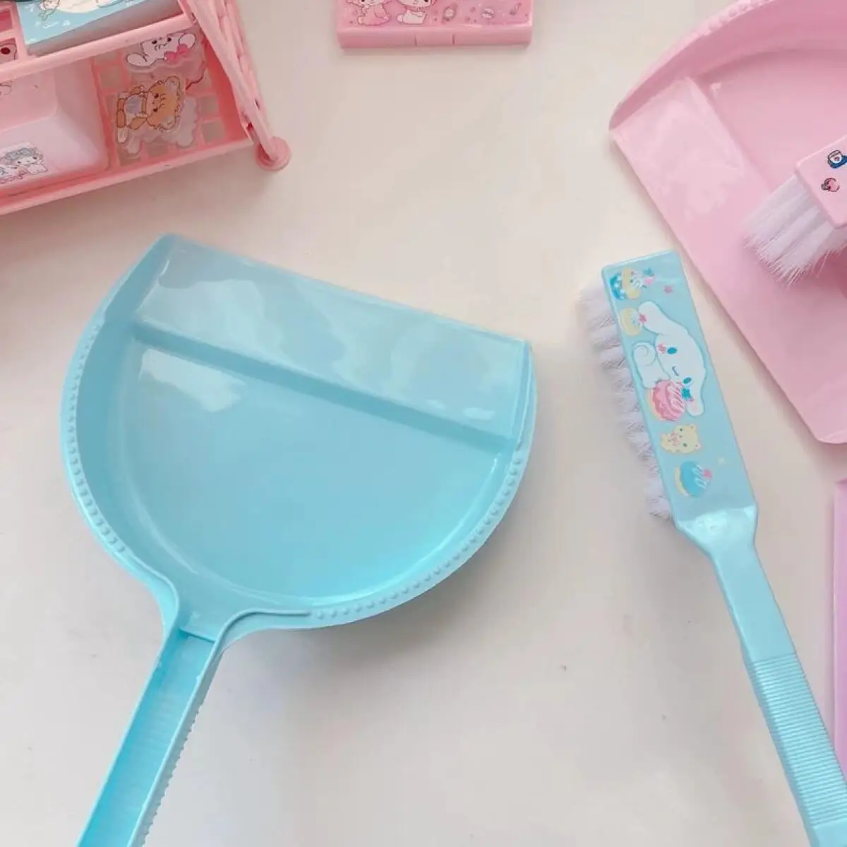 Sanrios Hello Kittys Cute Desktop Mini Broom Dustpan Student Children Household Cartoon Print New Style Small Desk Cleaning Set
