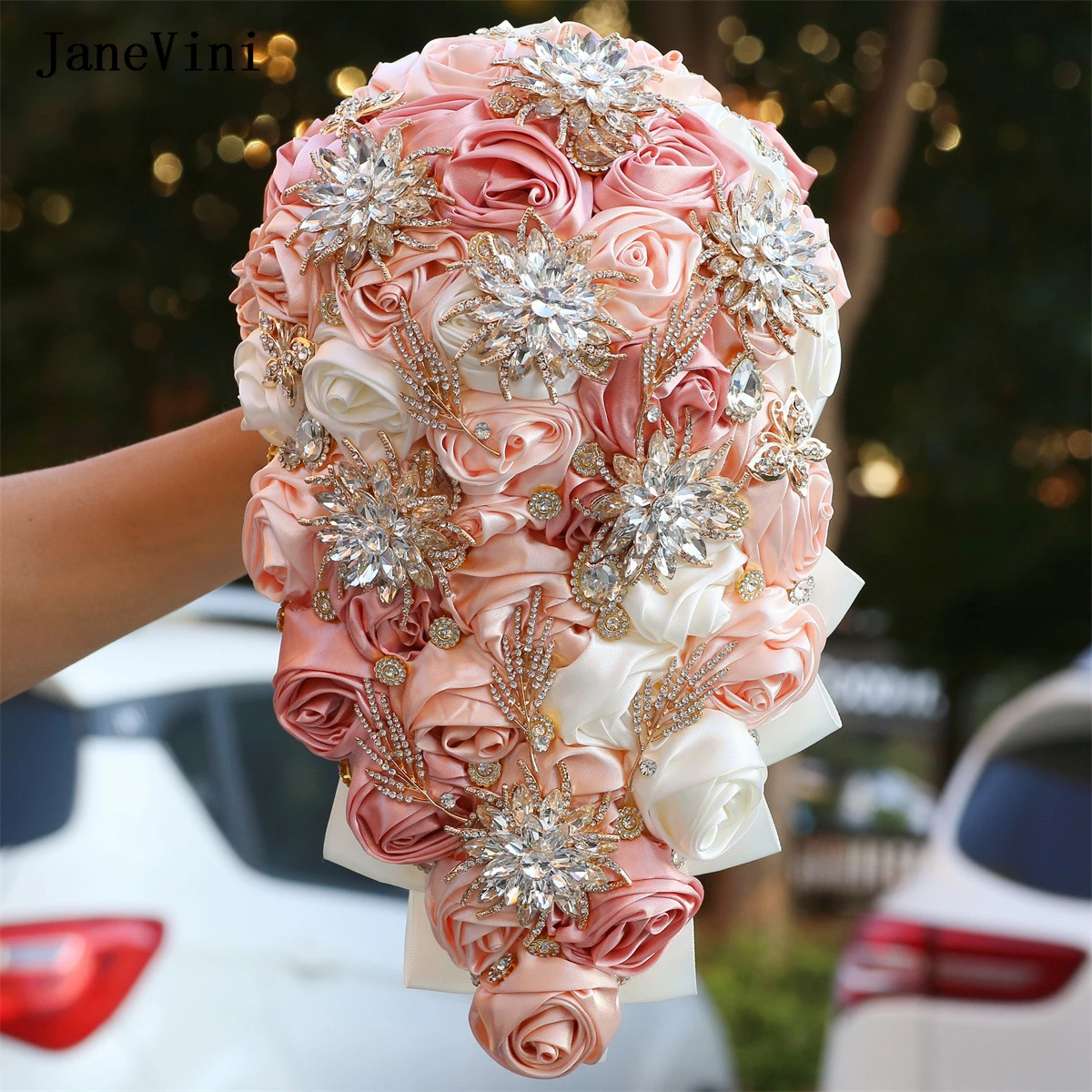 

Свадебные букеты JaneVini Blush Pink с каскадными цветами в виде водопада, золотыми украшениями, атласными розами ручной работы и бриллиантами.