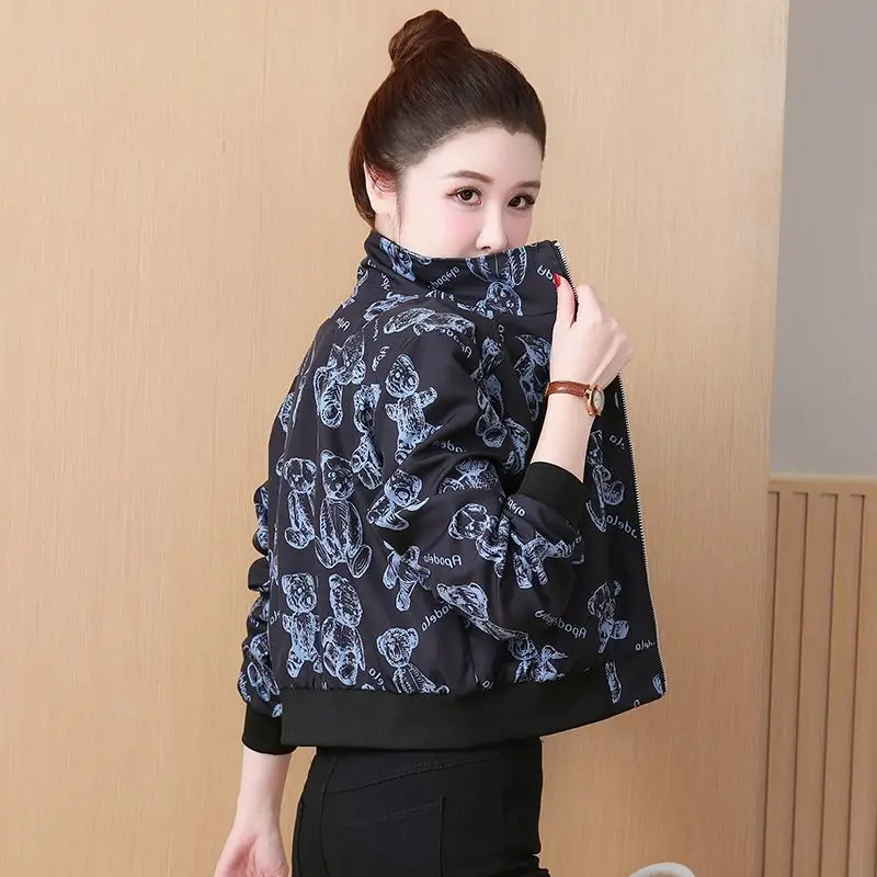 سترة نسائية قصيرة مطبوعة بالزهور لعام 2025 للربيع والخريف ملابس خارجية على طراز البيسبول لأحجام صغيرة تصميم عصري غير رسمي