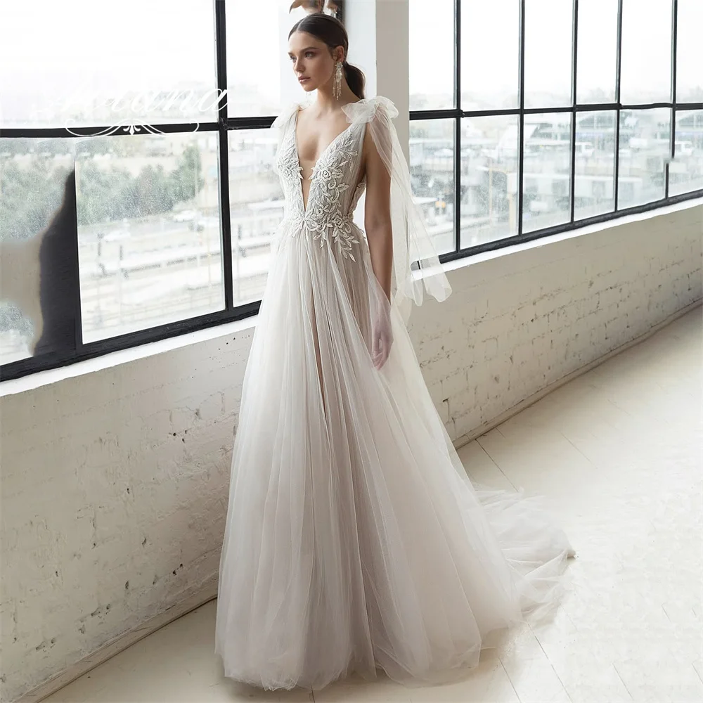 فستان زفاف مخصص Aviana عميق على شكل حرف v بدون أكمام بدون ظهر مزين بأوراق شجر مطرزة باللؤلؤ على شكل حرف a سويب تراين