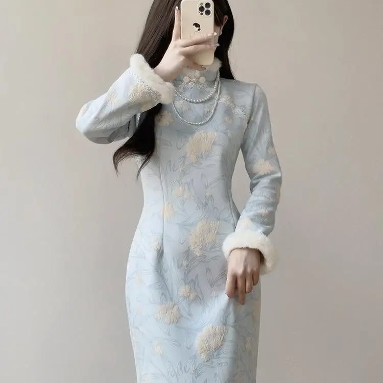

Современное зимнее бархатное весенне-осеннее синее платье Cheongsam с длинными рукавами и принтом, новинка 2025, высококачественное облегающее новое повседневное платье в китайском стиле