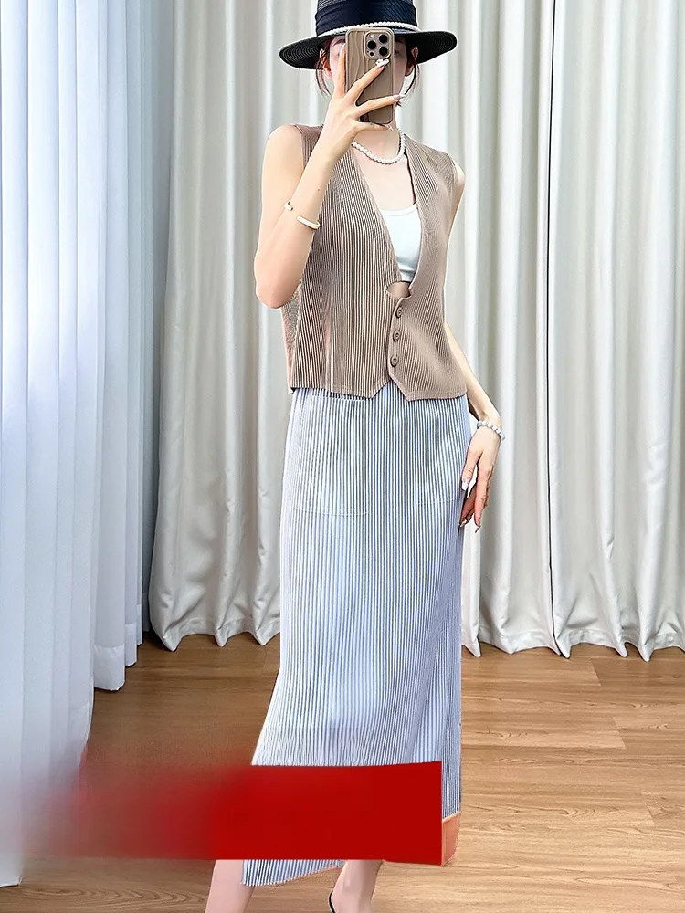 

Three Houses Art Creation Summer 2026 V-neck Sleeveless Midi Skirt Split Pleated Outerwear Two-piece Set Simple Commute Style...