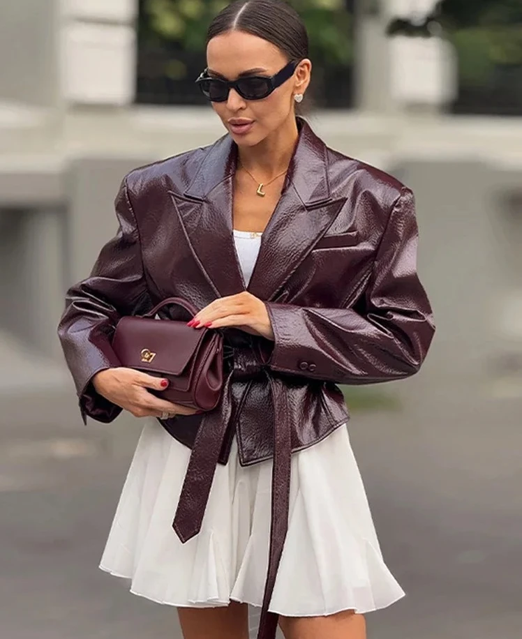 سترة نسائية من جلد البولي يوريثان مع حزام نحيف وأربطة وطية صدر السترة وأكمام طويلة معطف قصير