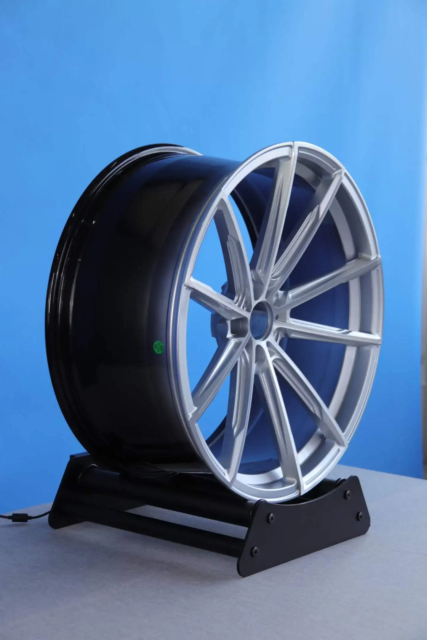 Custom 17-22 Inch Forged Alloy Wheels Direct Fit for Luxury Sedan Family SUV  OEM ODM Service Available