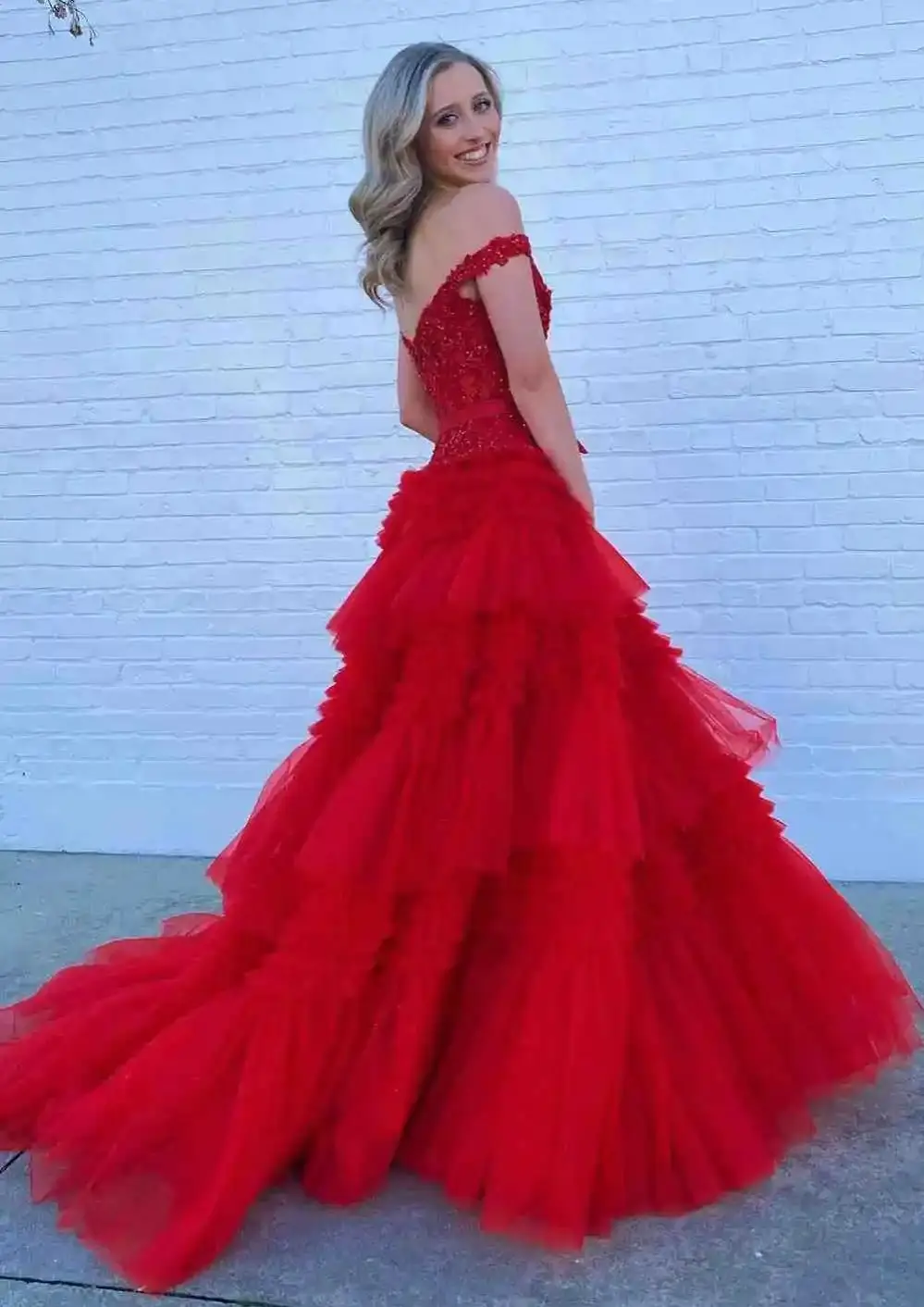 高級オフショルダープロムドレス リボンベルト付き キラキラスイートハート ティアードプリーツ スパンコール シックな卒業式 誕生日パーティードレス