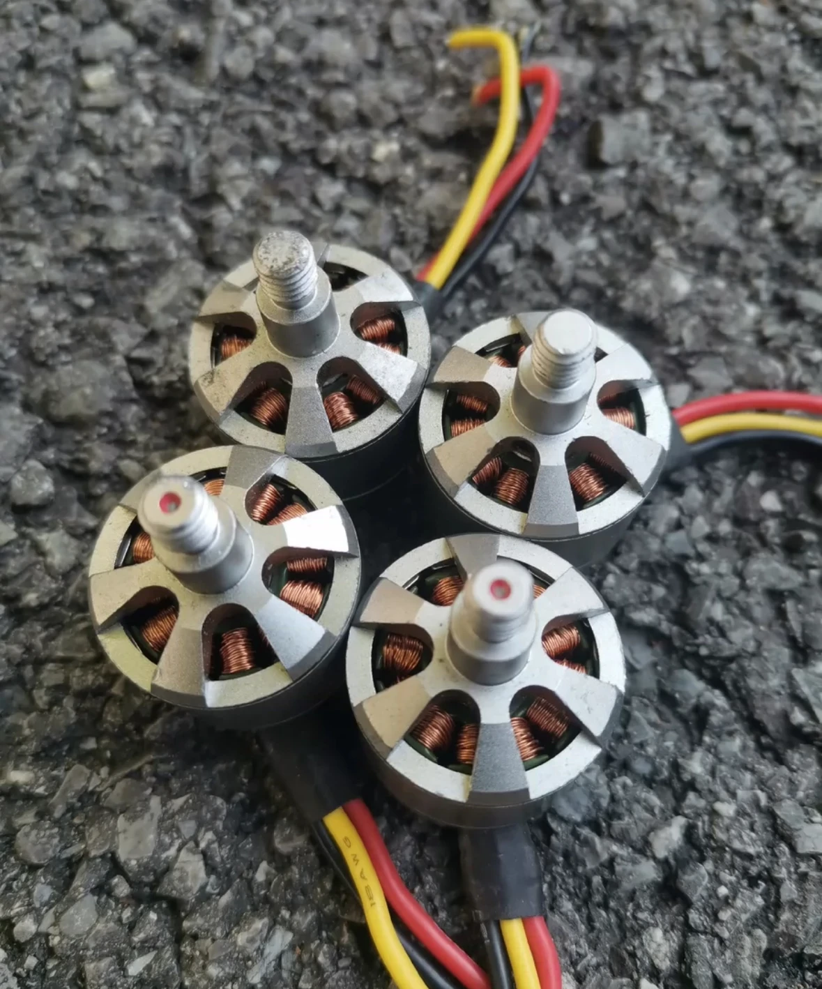 มอเตอร์ 4 ชิ้น XA 2212 XA2212 A2212 2213 KV820 KV960 920KV สำหรับโดรน DJI Phantom TAROT F330 F450 F550 มัลติคอปเตอร์ ควอดคอปเตอร์ โครงสร้าง FPV แข่ง