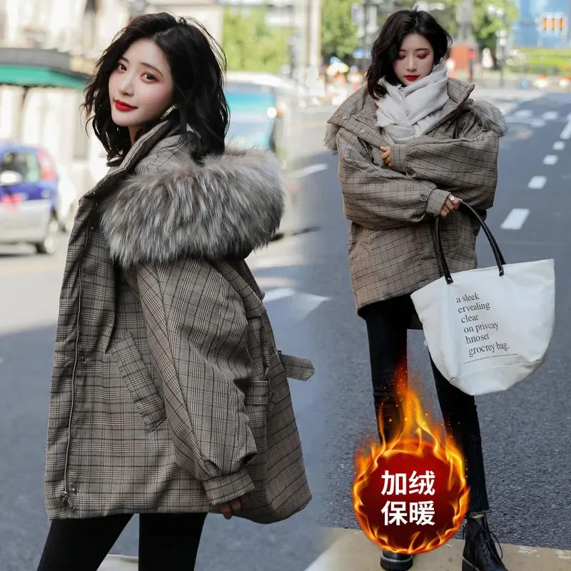 新しい女性大毛皮の襟チェック柄パッド入りジャケット秋冬ロングフード付きパーカー上着緩い女性厚く暖かい綿の服