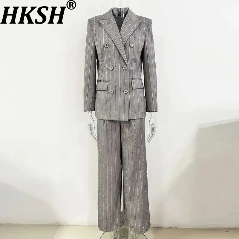 

HKSH 2025 весенний новый женский яркий шелковый дизайн в полоску High Sense Hot Diamond двубортный костюм брюки комплект из двух предметов HK3729