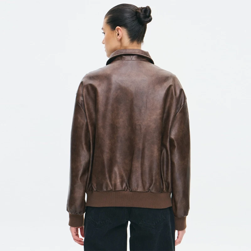 سترة جلدية PU أنيقة متعددة الاستخدامات مع طية صدر السترة وسحاب ريترو فضفاض معطف قصير كاجوال أنيق موضة الخريف ملابس خارجية نسائية ملابس الشارع