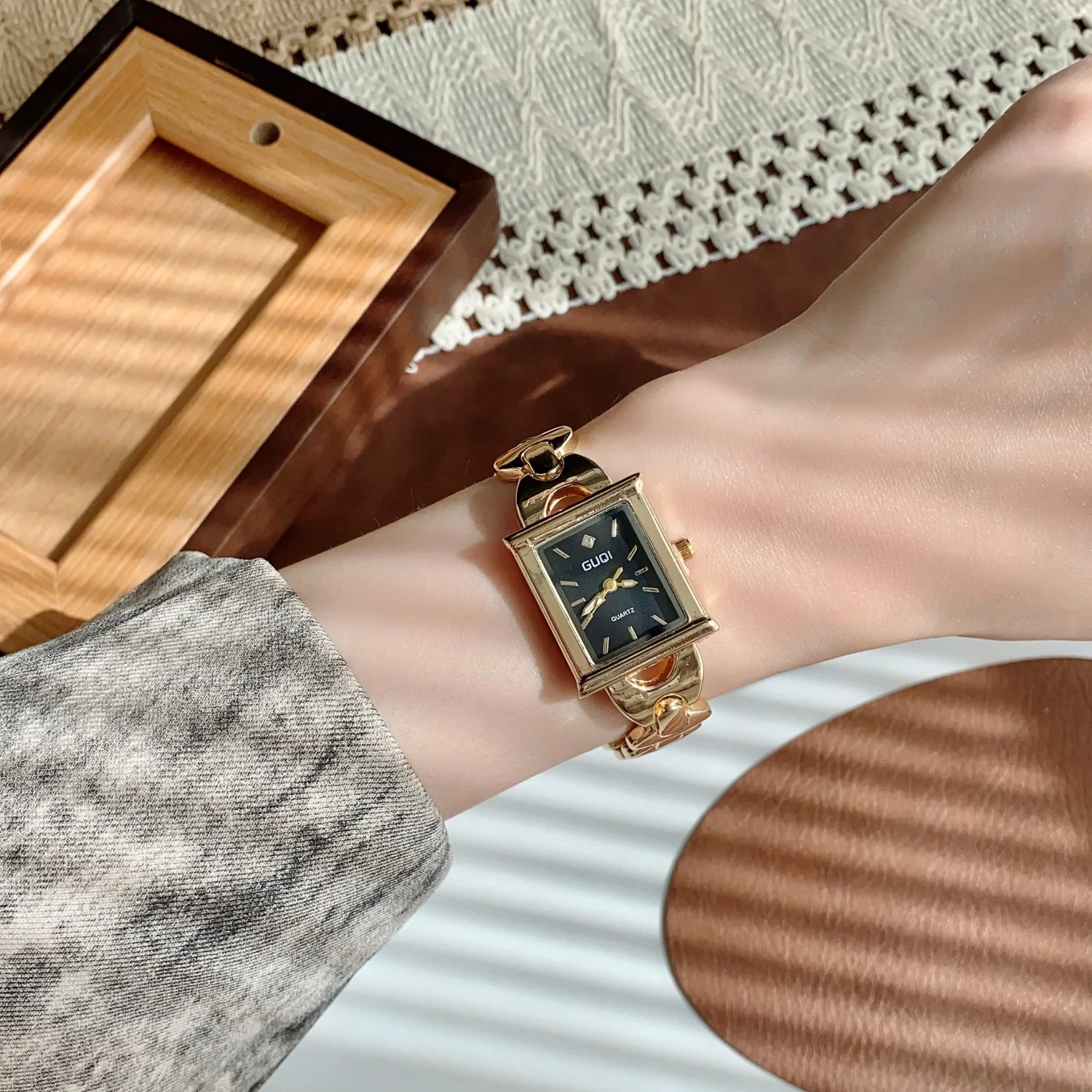 ファッションスクエアダイヤルクォーツ時計女性のためのエレガントなゴールドチェーンレディースブレスレット腕時計学生腕時計リロジェスパラムヘール