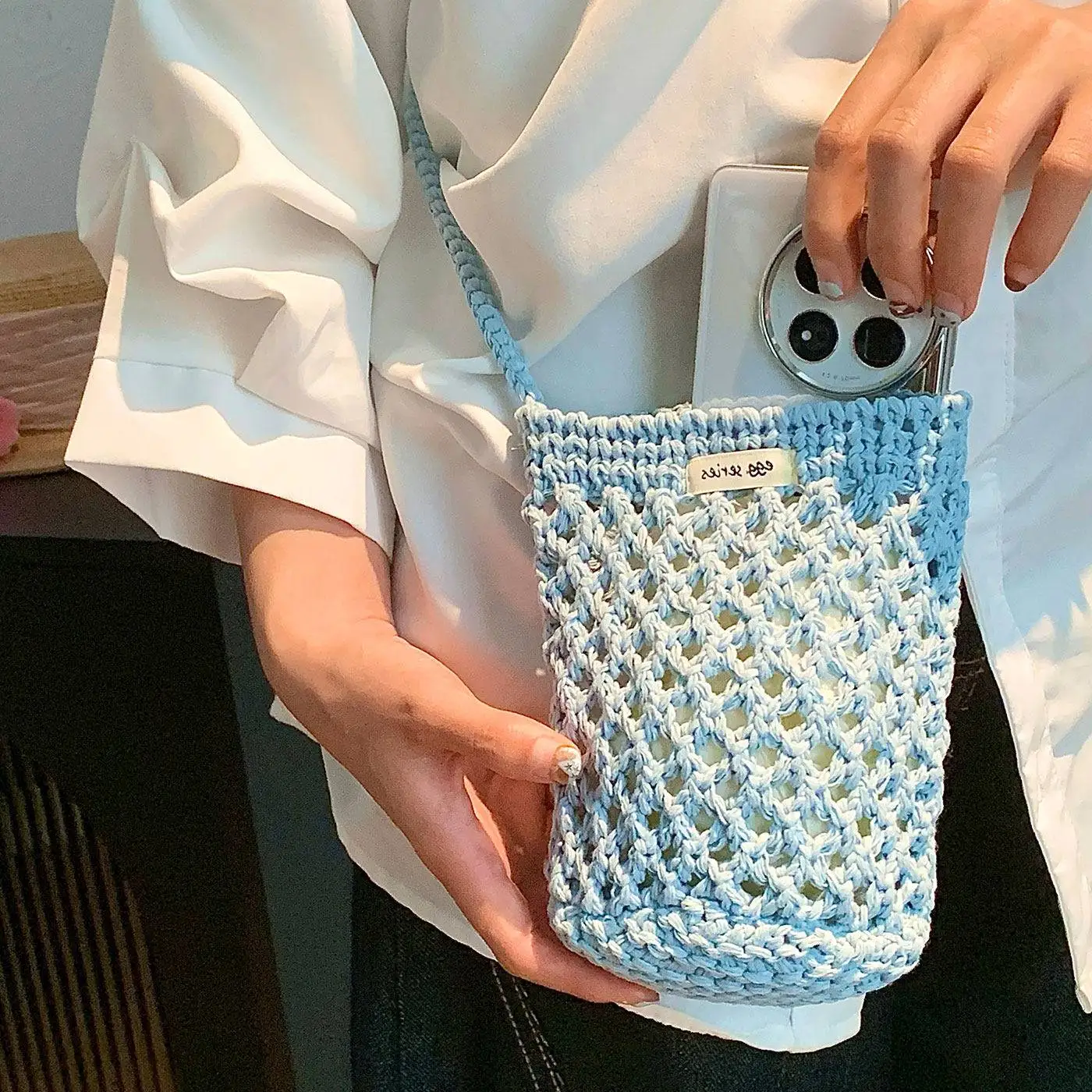 bolsa-transversal-azul-tricotada-a-mao-com-detalhes-vazados-bolsa-de-ombro-feminina-versatil-e-moderna-bolsa-pequena-de-tri