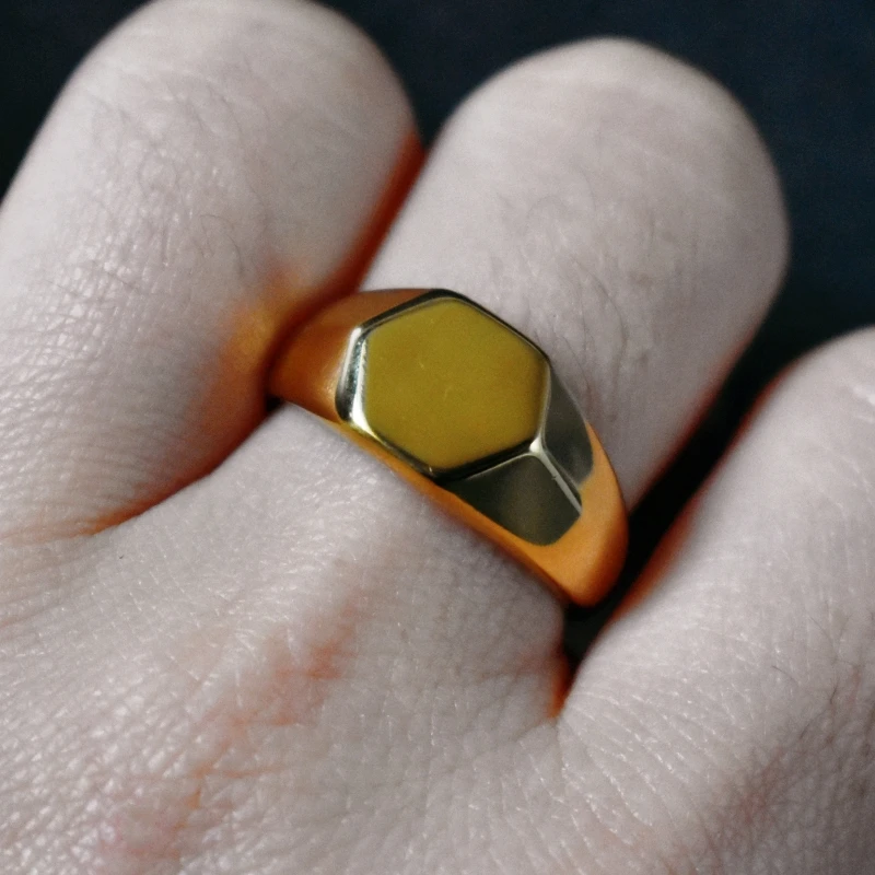 

Геометрическое кольцо из нержавеющей стали - унисекс, современный дизайн, ювелирное украшение для мужчин и женщин - прочное и гипоаллергенное модное аксессуар.