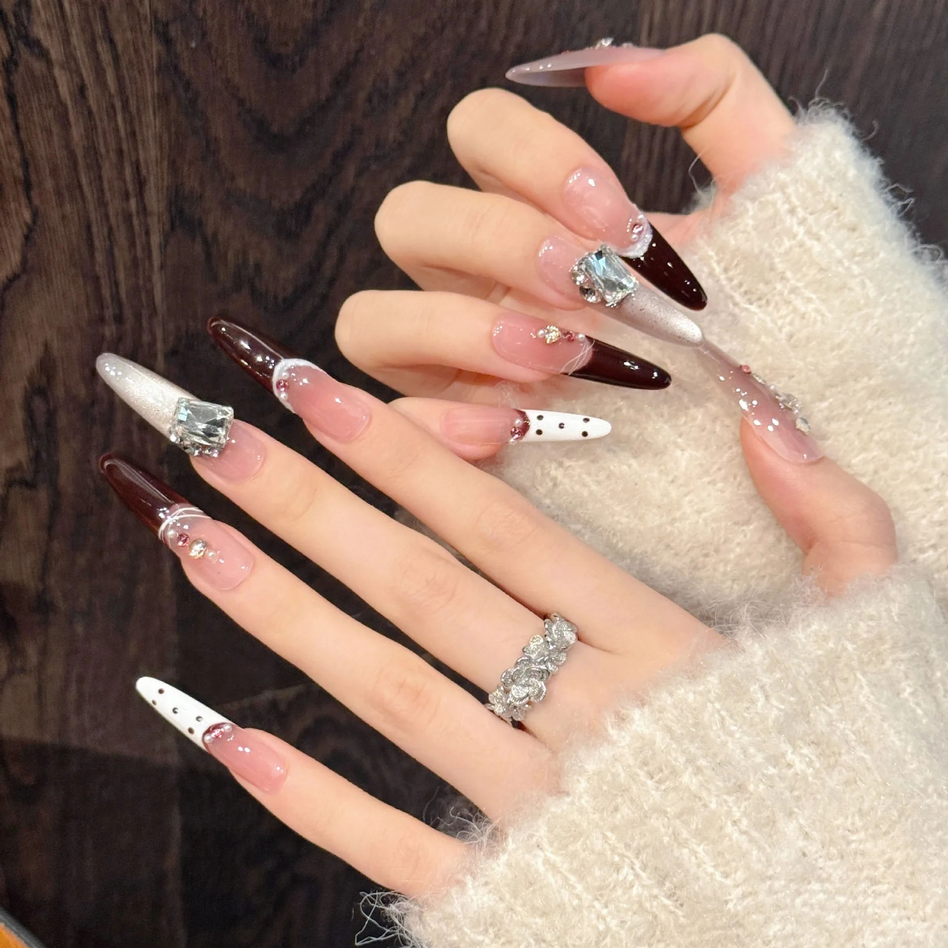 10 Stück luxuriöse handgemachte französische lange Stiletto-Nägel zum Aufdrücken, glänzendes Katzenauge, Retro-Polka-Dot-Strass-Design, künstliche Nägel, tragbar