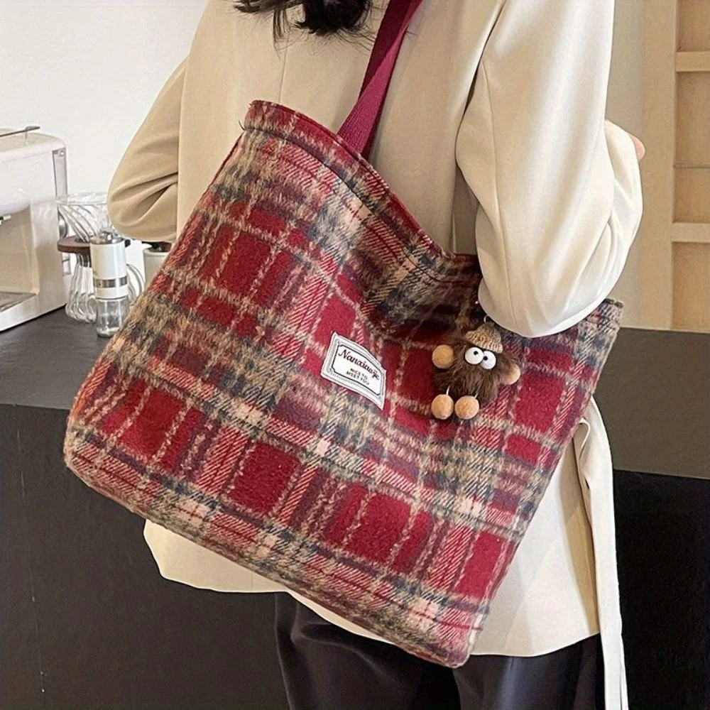 Fashionable Checkered Shoulder Bag, Large Capacity and Durable, Suitable for Class/commuting Shoulder Bags