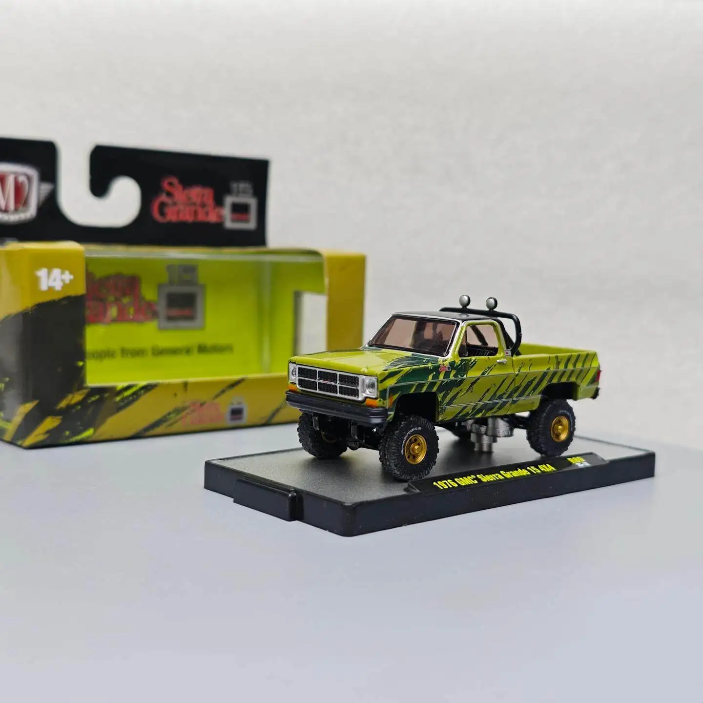 

M2 1:64 1976 GMC Sierra Grande 15 4×4 Diecast Alloy Car Model Collectible