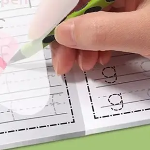 

Книжка-раскраска с английским алфавитом — 26, большие и низкие буквы, практика рукописного ввода для детей, обучение управлению ручкой