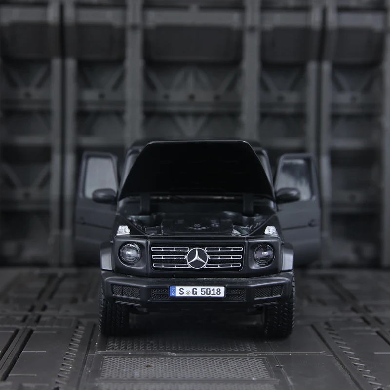 

Модель автомобиля Maisto 1:25, имитирующая Mercedes Benz G500, из металлического сплава, с открывающимися дверями и капотом, богато детализирована, тонкая работа.