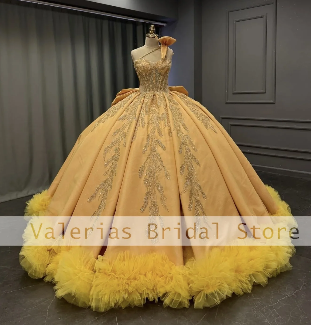 

Желтое платье Quinceanera, бальные платья с пышными рюшами и шлейфом, платье для дня рождения, аппликации, бант, свадебные платья по индивидуальному заказу