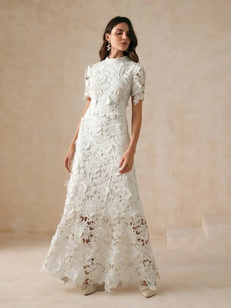 

Элегантное белое кружевное платье макси с цветочным узором, высоким воротником и короткими рукавами