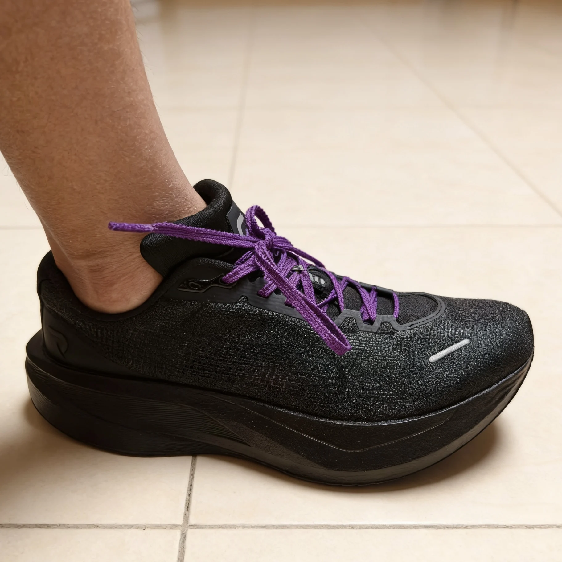 tenis-de-corrida-para-maratona-com-sola-plana-correia-roxa-com-textura-para-peixe-gato-grande-e-peixe-gato-pequeno-para-ex