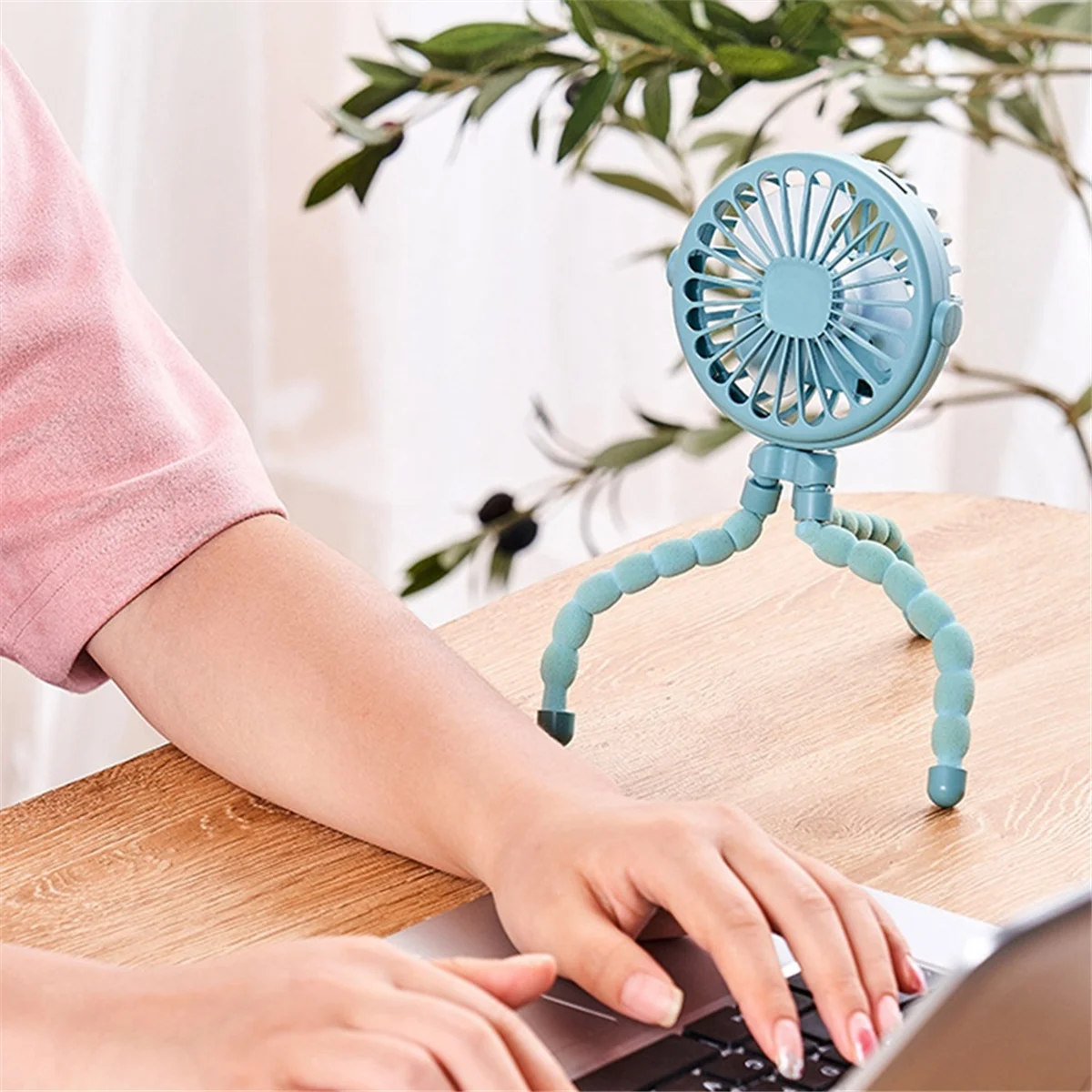 A01V مروحة صغيرة صامتة قابلة لإعادة الشحن عبر USB باللون الأسود 3 سرعات قابلة للتعديل مع وظيفة الإضاءة لعربة مقعد السيارة