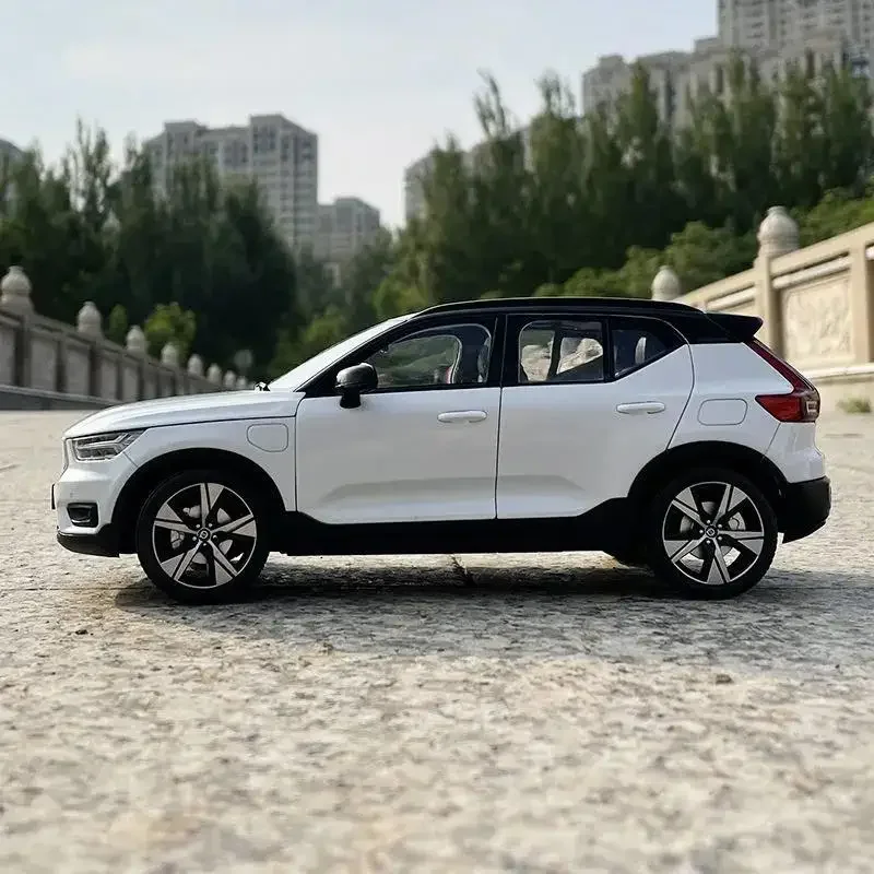 1:18 2022 VOLVO XC40 Electric Car SUV Simulation Diecast Car Metal Alloy Model Car For Boys Gifts Original Box Collection P53