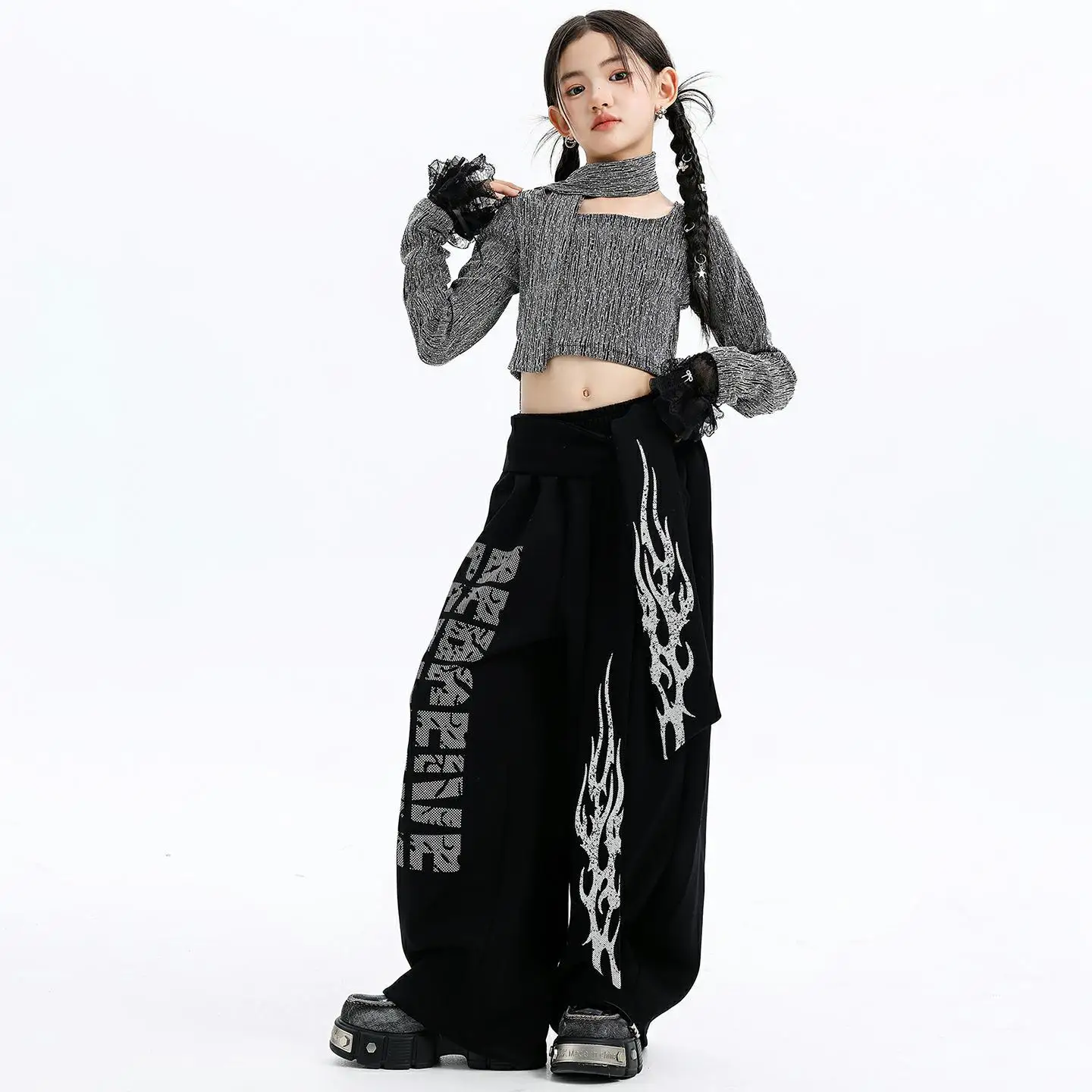 

Детская одежда в стиле K-pop и хип-хоп: укороченная футболка с длинным рукавом и серебряной нитью, черные повседневные спортивные брюки с принтом пламени для девочек, костюмы для танцев