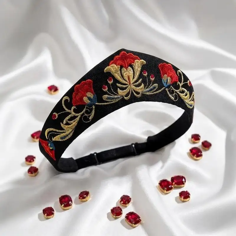 Vintage-Stil, russische Ethno-Blumenstickerei, spitz zulaufendes Haarband für Damen, breites, modisches Haaraccessoire. – Detail 6