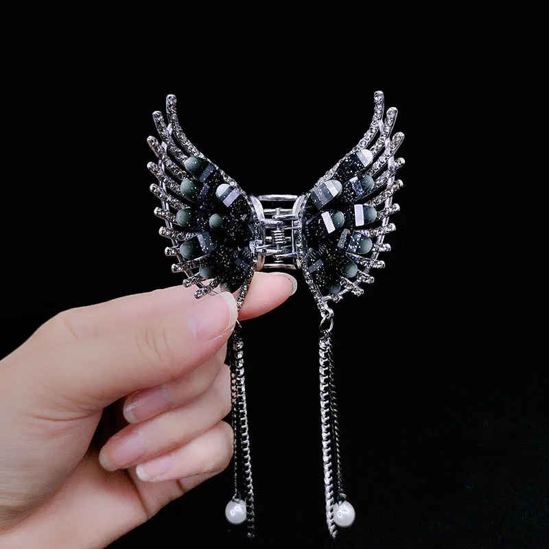 

Dark diamond-encrusted angel wing grappling clip female tassel shark clip