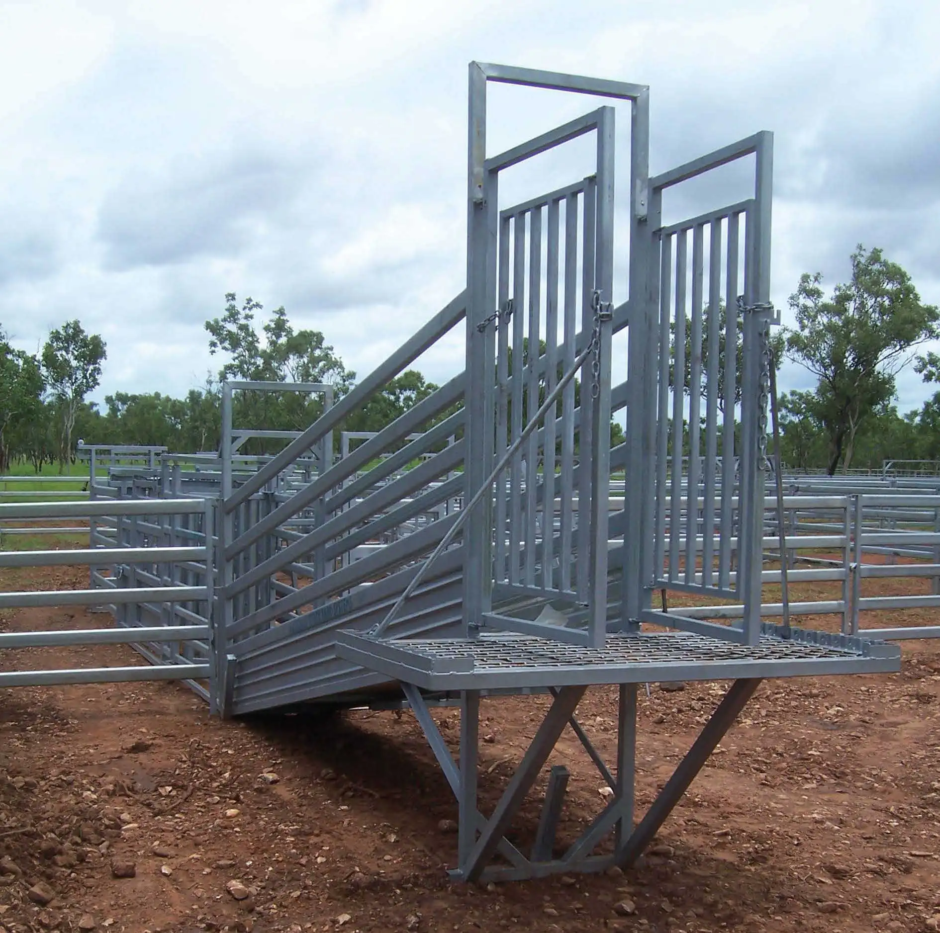 2024 new mold galvanized steel loading ramp for cattle