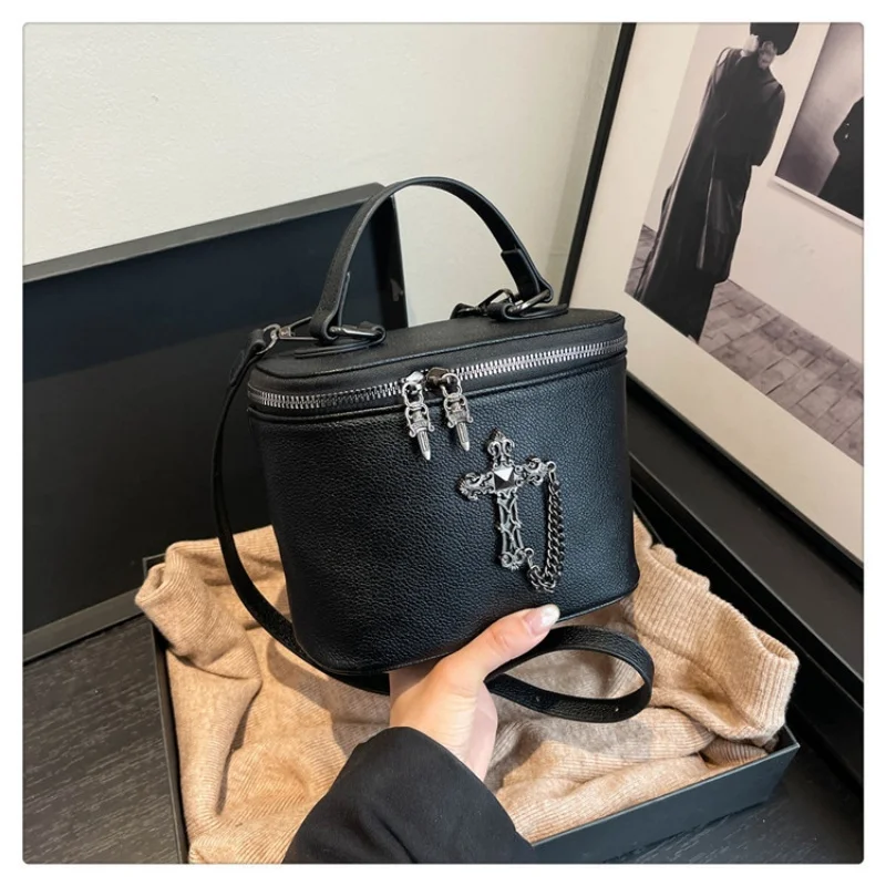 กระเป๋าสะพายทรงสี่เหลี่ยมสำหรับผู้หญิง แฟชั่นฤดูหนาว 2025 กระเป๋าสะพายข้างแบบมีสายโซ่  วัสดุ PU  กระเป๋าสะพายไหล่  ดีไซน์หรูหรา  กระเป๋าใส่โทรศัพท์มือถือขนาดเล็ก