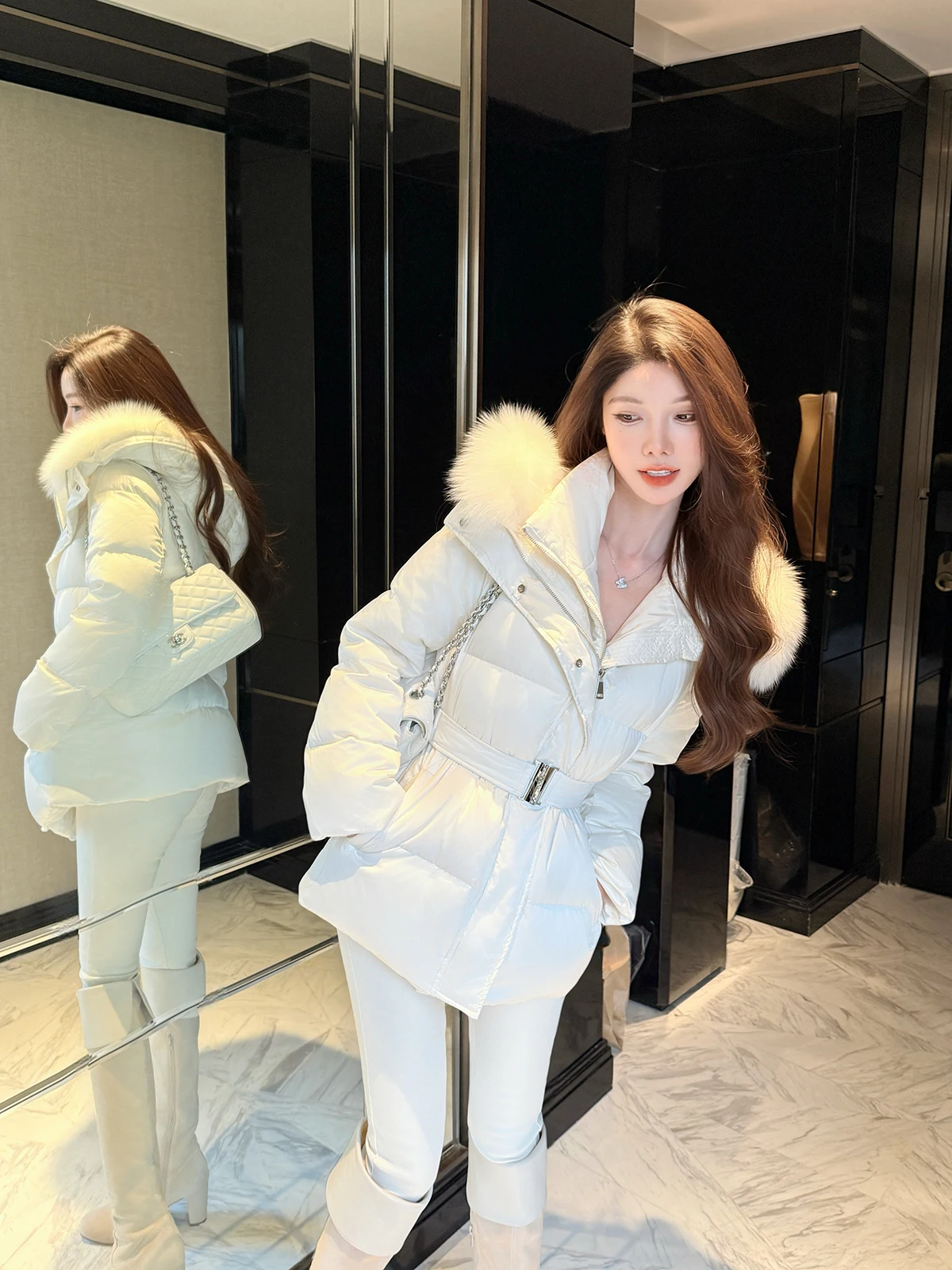 

JustQin Oxygen Lovers 2025 Зимняя новинка: Женская пуховая куртка средней длины с меховым воротником, приталенная, сексуальная, теплая, с длинными рукавами