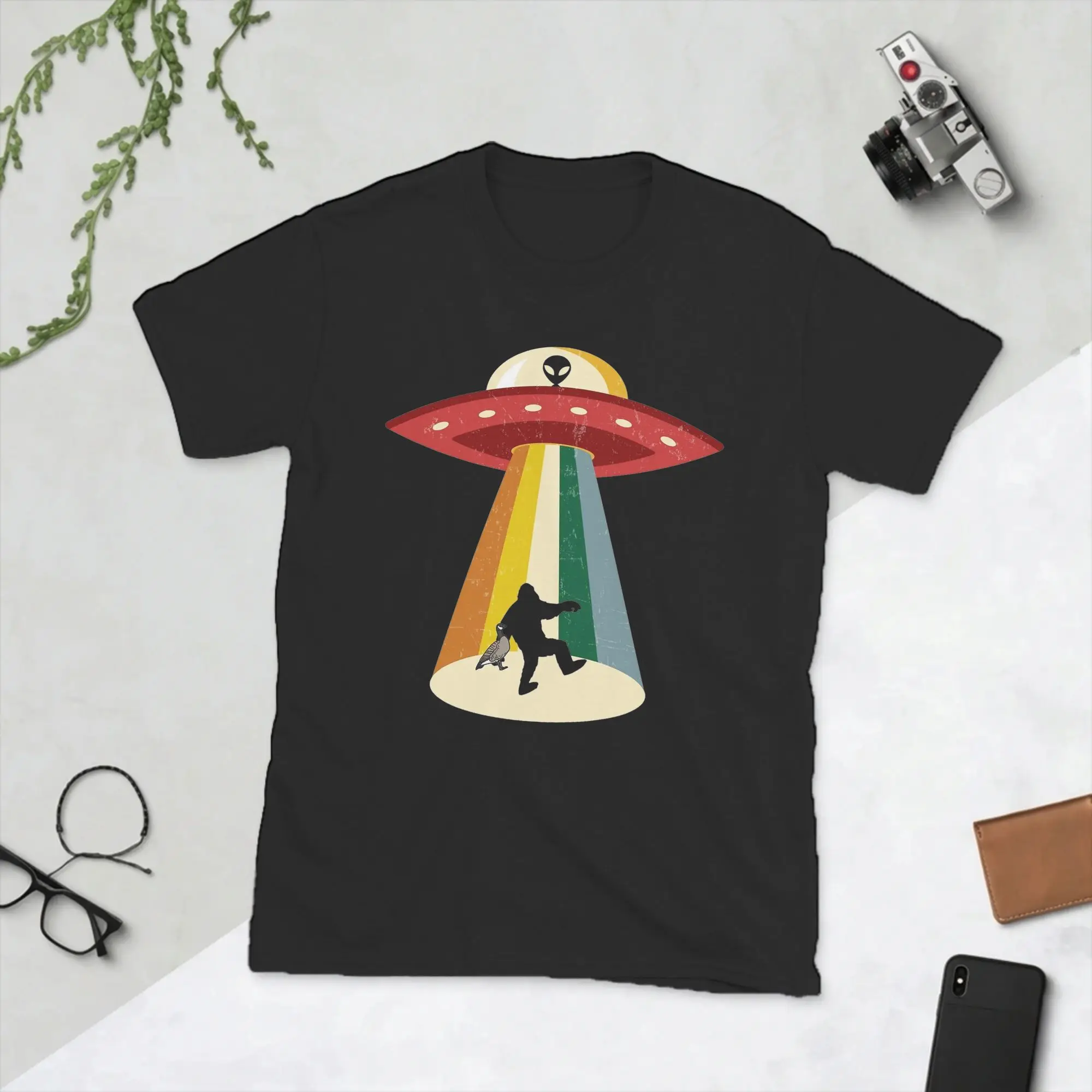 Bigfoot Carrying Canadian Goose T Shirts for Men Pure Cotton Vintage T-Shirt O Neck Hunter Alien Tees Short Sleeve