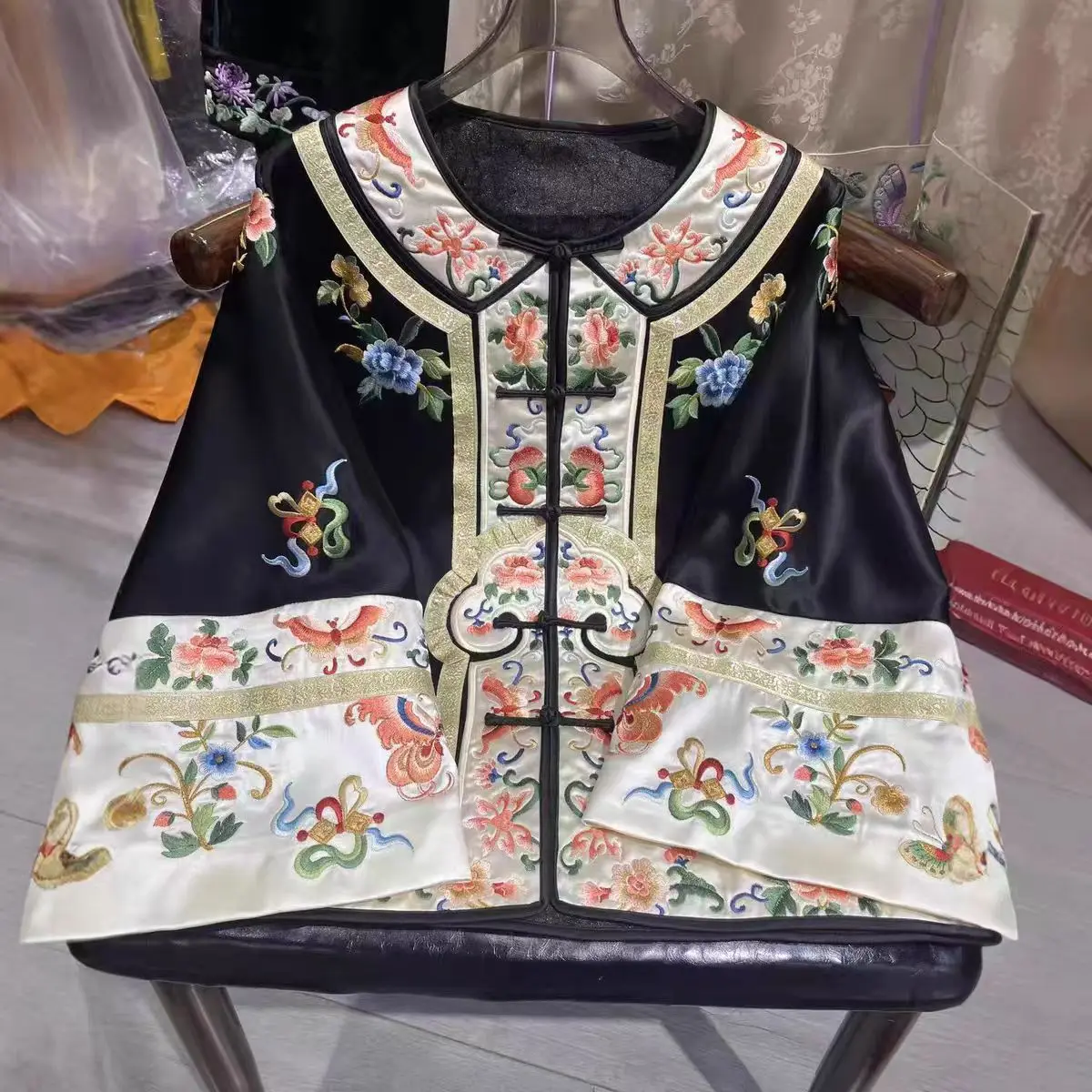 High-End Spring Autumn Chinese O-neck Acetate Fabric Palace Embroidery Butterflies in Love with Flowers Jacket for Women S-XXL