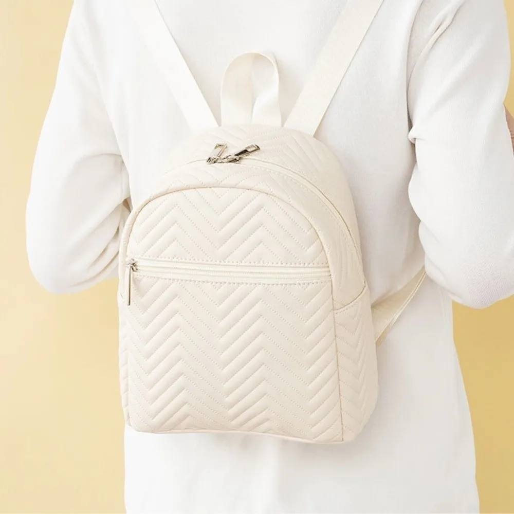 حقيبة ظهر بسيطة على الطراز الكوري بخطوط مثلثة أنيقة مربعة من جلد البولي يوريثان بلون سادة وسحاب حقيبة صغيرة هدية