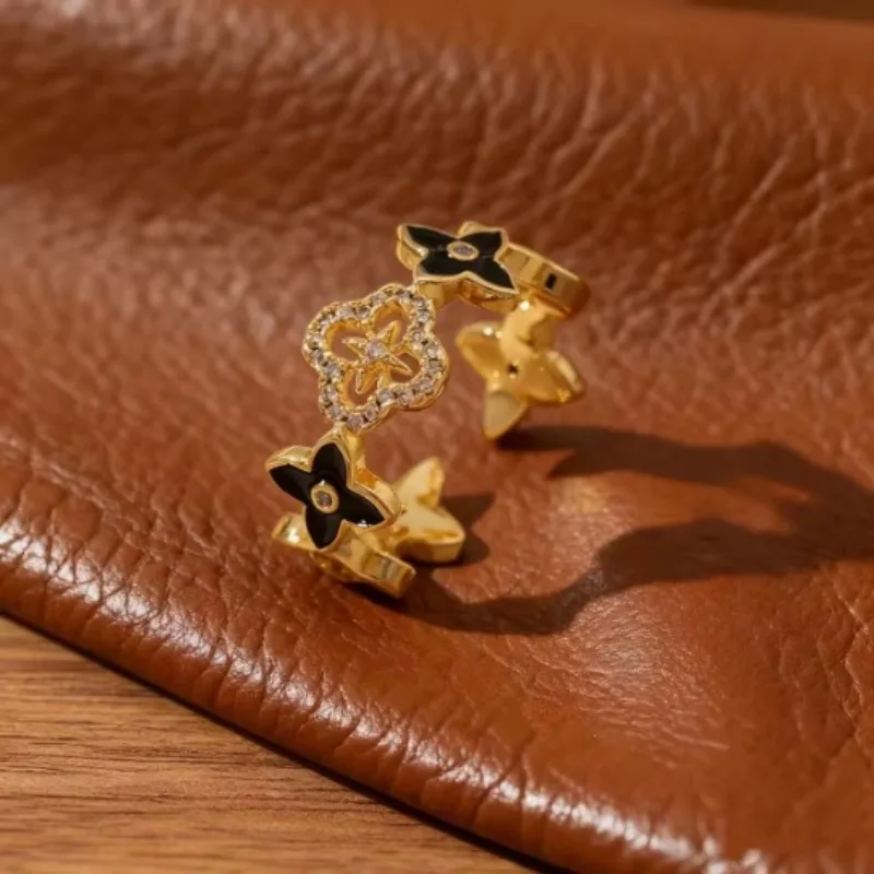 

Micro-inlaid zircon, light luxury and non-fading ring, a lucky four-leaf clover lady's ring with oil dripping