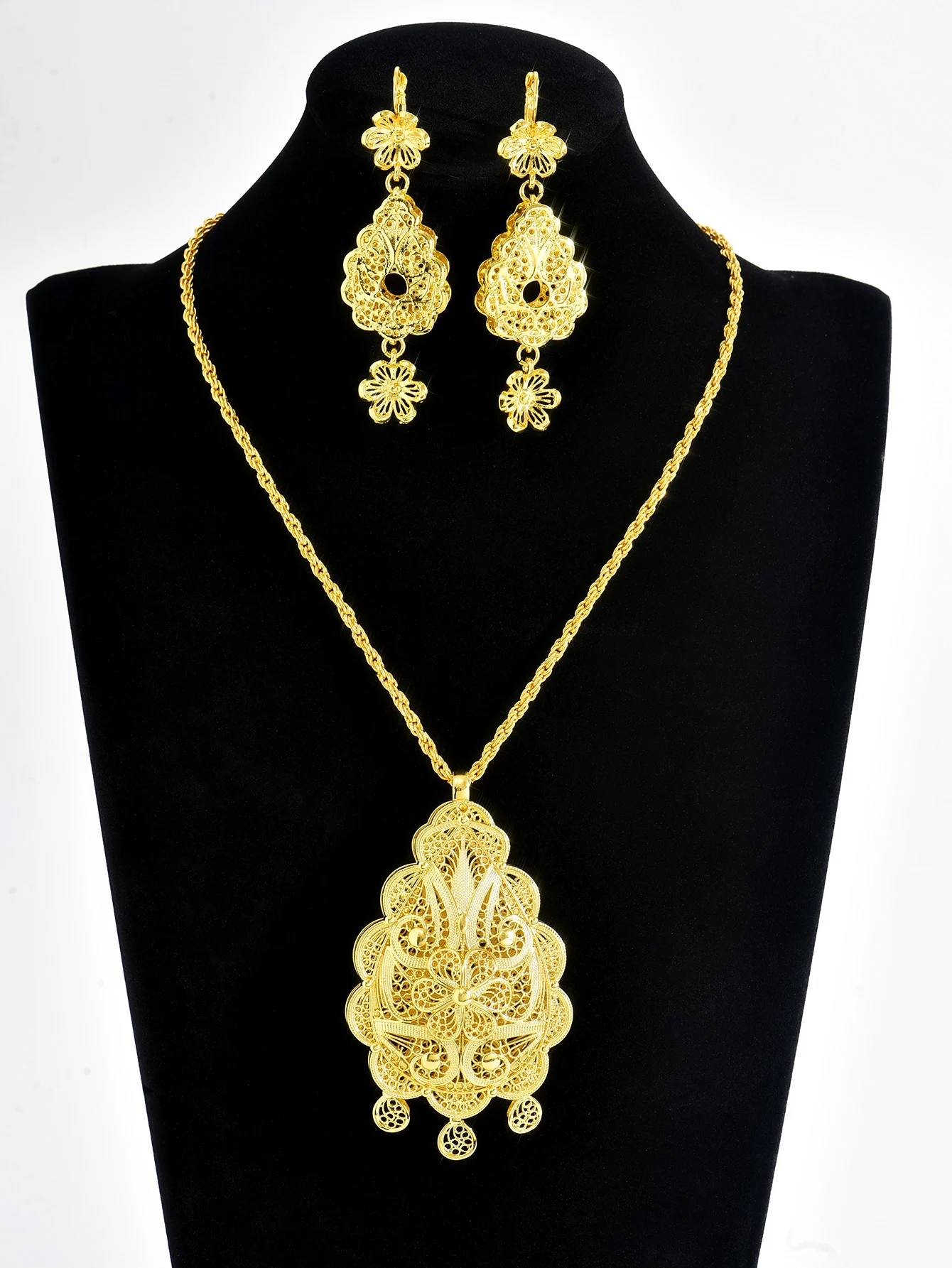 

Ретро золотое полое ожерелье с цветочным кулоном и резными серьгами, комплект свадебных аксессуаров, роскошный комплект свадебных украшений для невесты