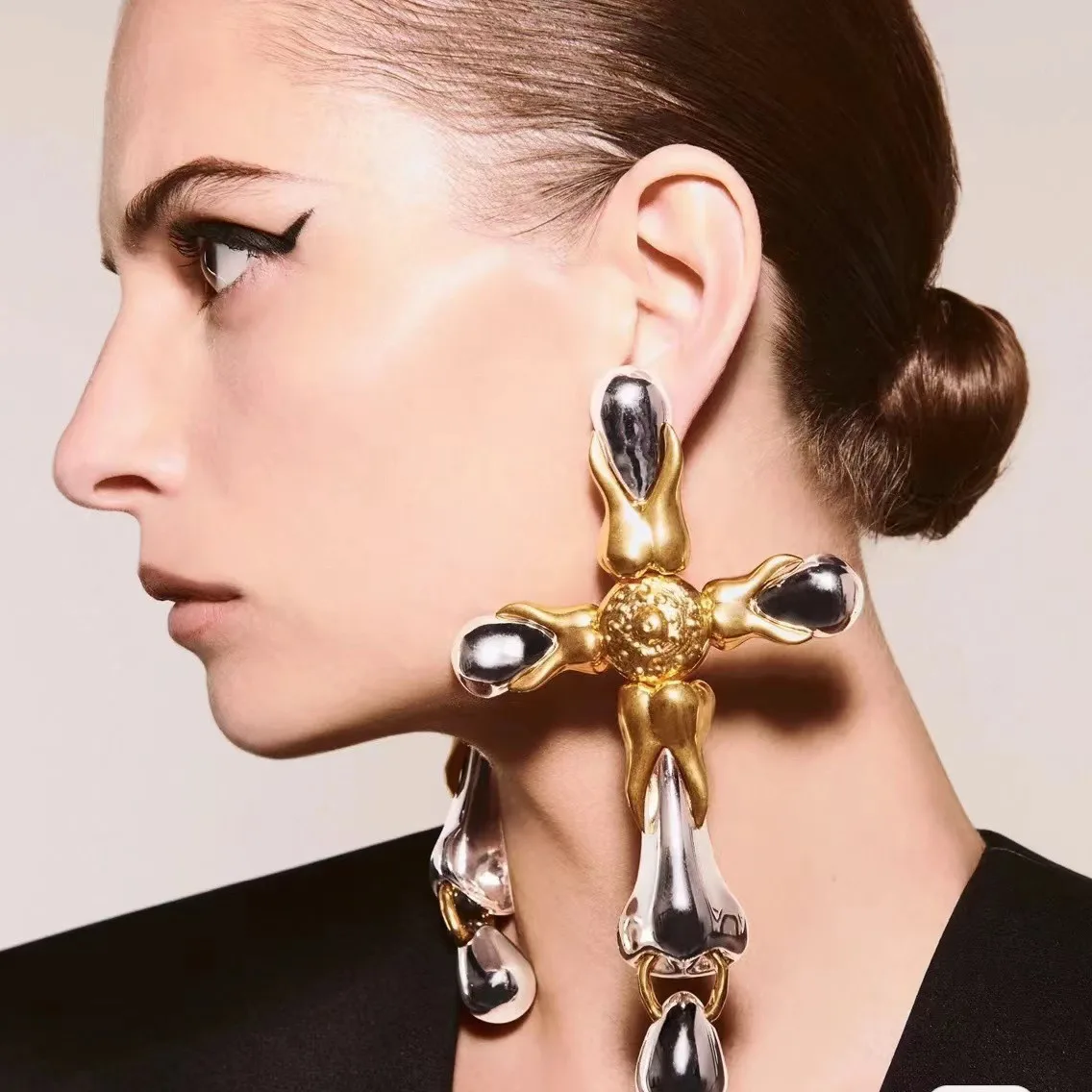 

High-end catwalk abstract features earrings brooch set series, heavy industry high quality