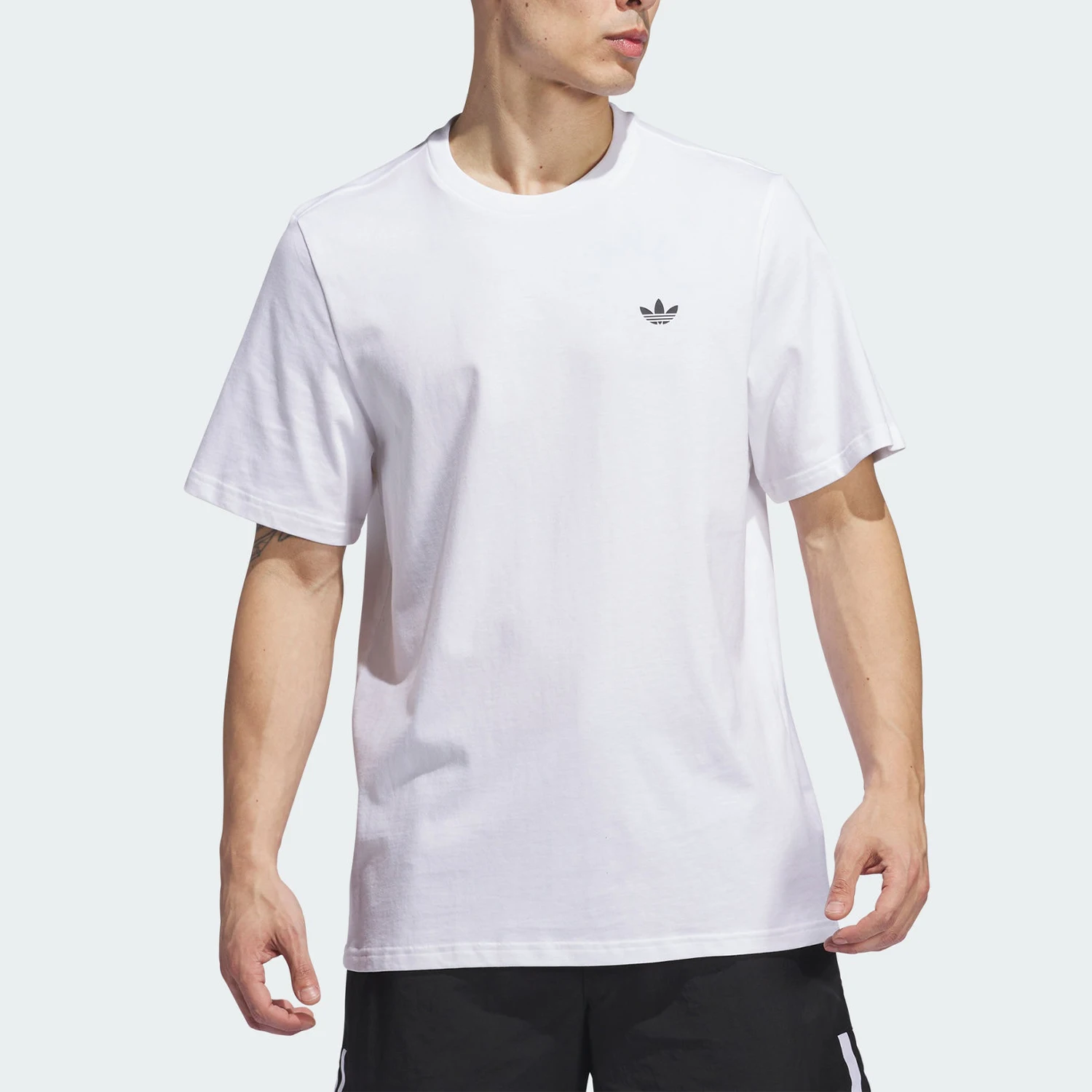 

Официальная мужская простая повседневная спортивная футболка Adidas с круглым вырезом IY1604