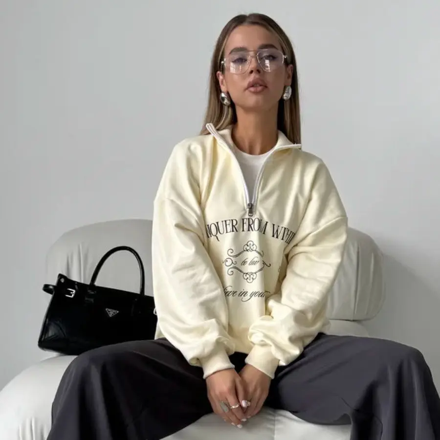 T2K Aesthetic College นักเรียนยืนครึ่งเปิดซิปเสื้อกันหนาว Retro Letter พิมพ์เสื้อแขนยาวฤดูใบไม้ร่วงหลวมกีฬา