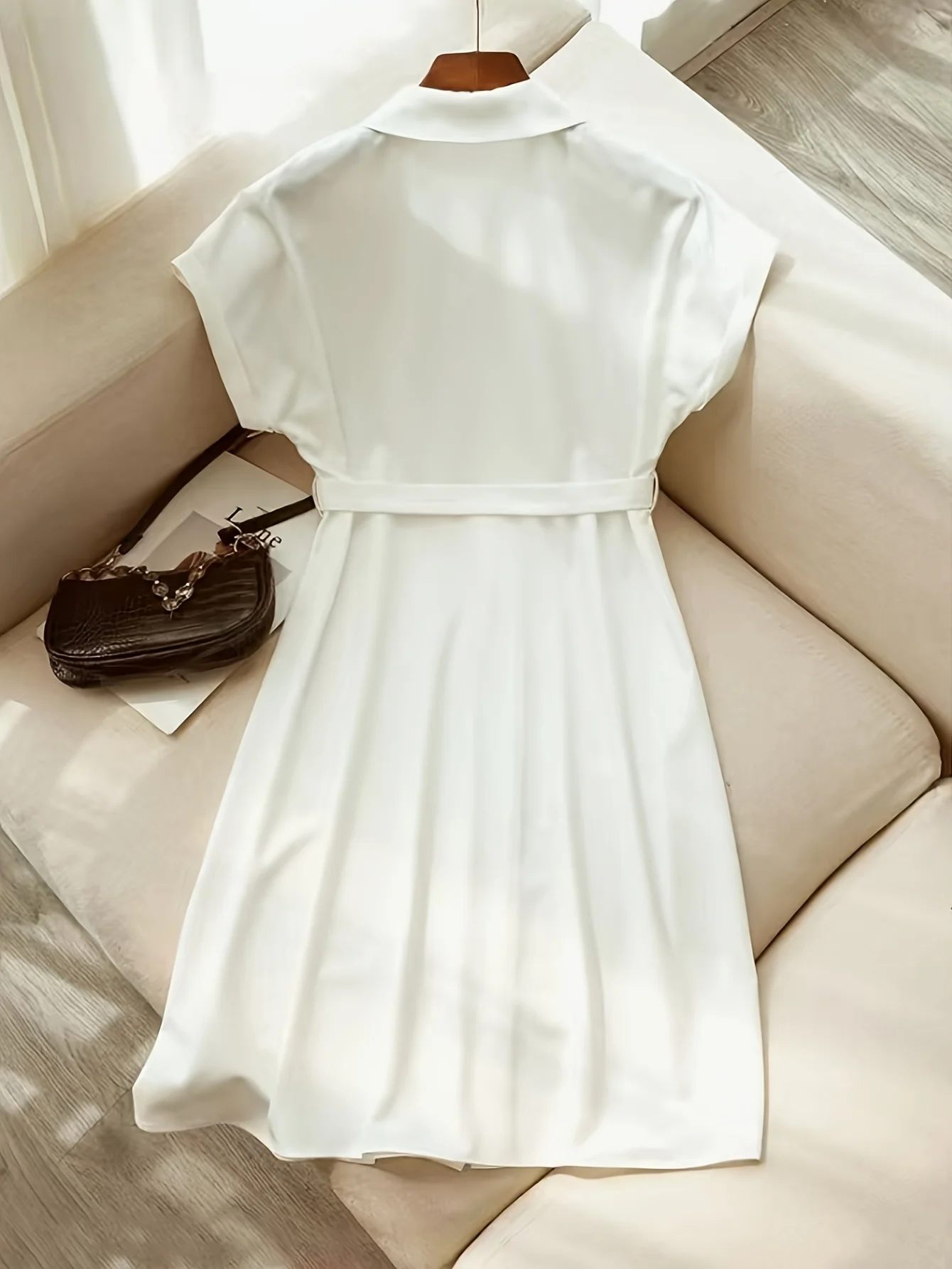 Biała elegancka sukienka koszulowa z kołnierzykiem polo, pasek wyszczuplający, spódnica o średniej długości