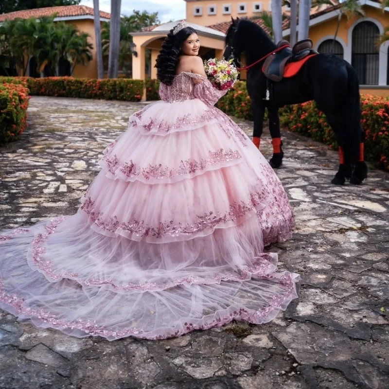 Блестящее розовое платье Quinceanera с открытыми плечами по индивидуальному заказу, аппликация с блестками, хрустальный цветок, многослойное платье с бантом, платья de 15, Quinceanera